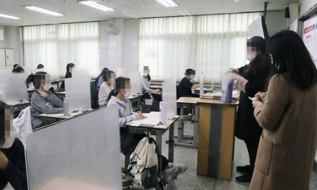 ▲2021학년도 대학수학능력시험이 치뤄진 2020년 12월 3일 오전 서울 서초구 반포고등학교에 마련된 수능 고사장에서 수험생들이 시험 시작을 기다리고 있는 모습. (연합뉴스)