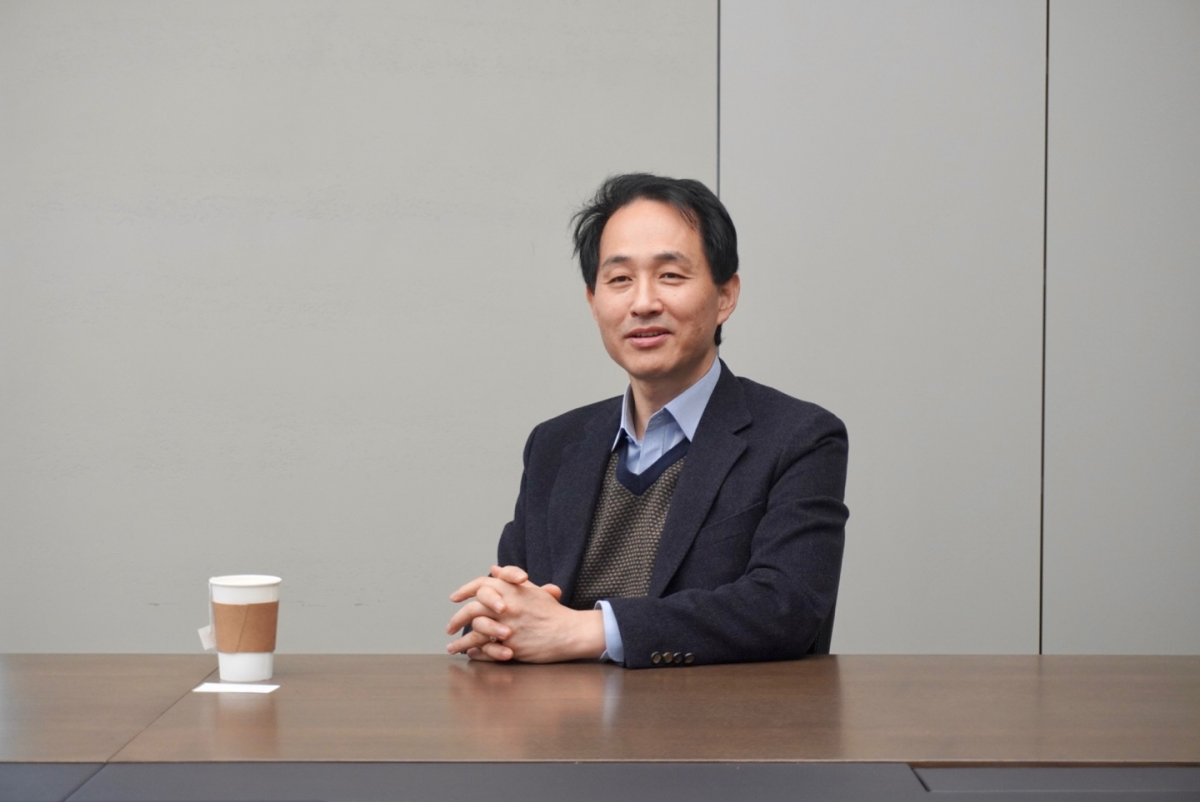 ▲배경동 전무가 서울 마곡 헬릭스미스 본사에서 이투데이와 인터뷰하고 있다. 배 전무는 “카텍셀을 통한 CDMO의 현실화로 여러 의구심을 해소하고 글로벌 경쟁력을 키워나가겠다”라고 말했다. (사진제공=헬릭스미스)