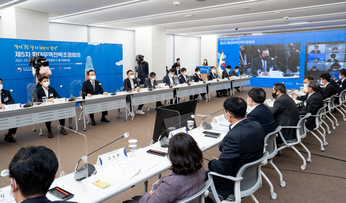 ▲27일 열린 '제5차 확대무역전략조정회의'에 참석한 김부겸 국무총리(윗줄 왼쪽 세번째)가 무역협회 구자열 회장(아랫줄 맨 오른쪽)의 인사말을 듣고 있다.  (사진제공=무역협회)