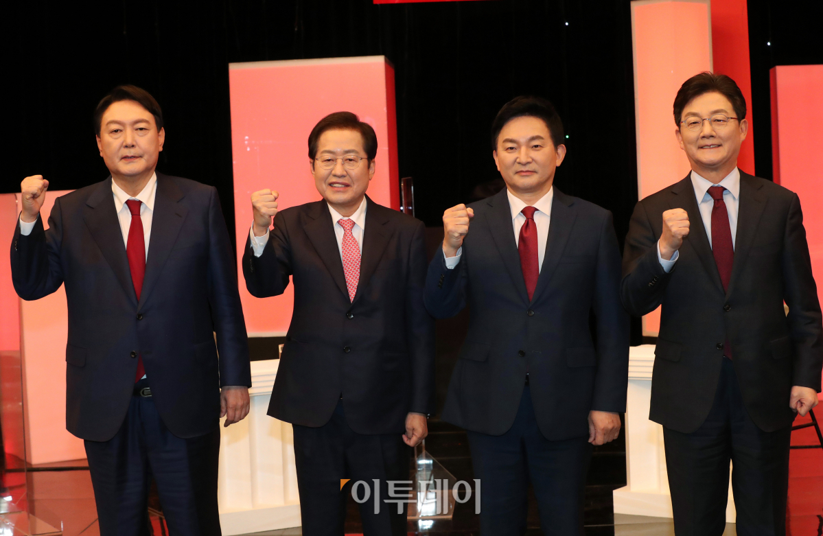 ▲국민의힘 대선 경선 후보들이 25일 오후 대전시 서구 만년동 KBS대전방송총국에서 열린 국민의힘 대전·세종·충남·충북지역 대선 경선 후보 합동토론회 시작 전 기념사진을 찍고 있다. 왼쪽부터 윤석열, 홍준표, 원희룡, 유승민 후보. (국회사진취재단)