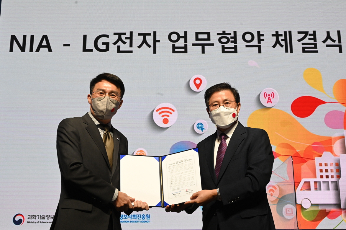 ▲LG전자가 공공와이파이 활성화에 나선다. LG전자와 한국지능정보사회진흥원은 27일 서울특별시 용산구에 위치한 노들섬 라이브하우스에서 업무협약(MOU)식을 열었다. (왼쪽부터) 한국지능정보사회진흥원 박원재 부원장, LG전자 IT사업부장 장익환 전무. (사진제공=LG전자)