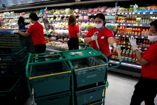 ▲태국 방콕에 위치한 슈퍼마켓에서 직원들이 일하고 있다. 방콕/로이터연합뉴스
