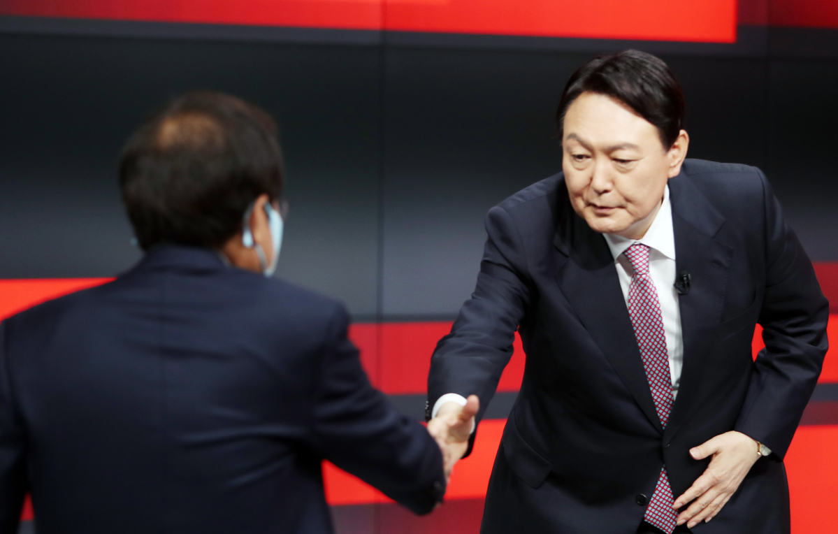 ▲27일 오후 강원 춘천시 동면 G1 강원민방에서 열린 국민의힘 대선 경선 후보 합동토론회에 참석한 홍준표(왼쪽) 후보와 윤석열 후보가 악수를 하고 있다. (연합뉴스)