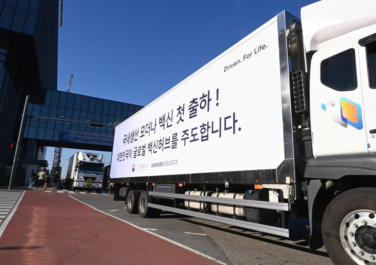 ▲28일 오전 인천시 연수구 송도국제도시 삼성바이오로직스에서 모더나의 신종 코로나바이러스 감염증(코로나19) 백신을 실은 트럭이 빠져나오고 있다. 이 백신은 삼성바이오로직스가 위탁생산한 초도물량으로 국내 처음 공급된다. (연합뉴스)