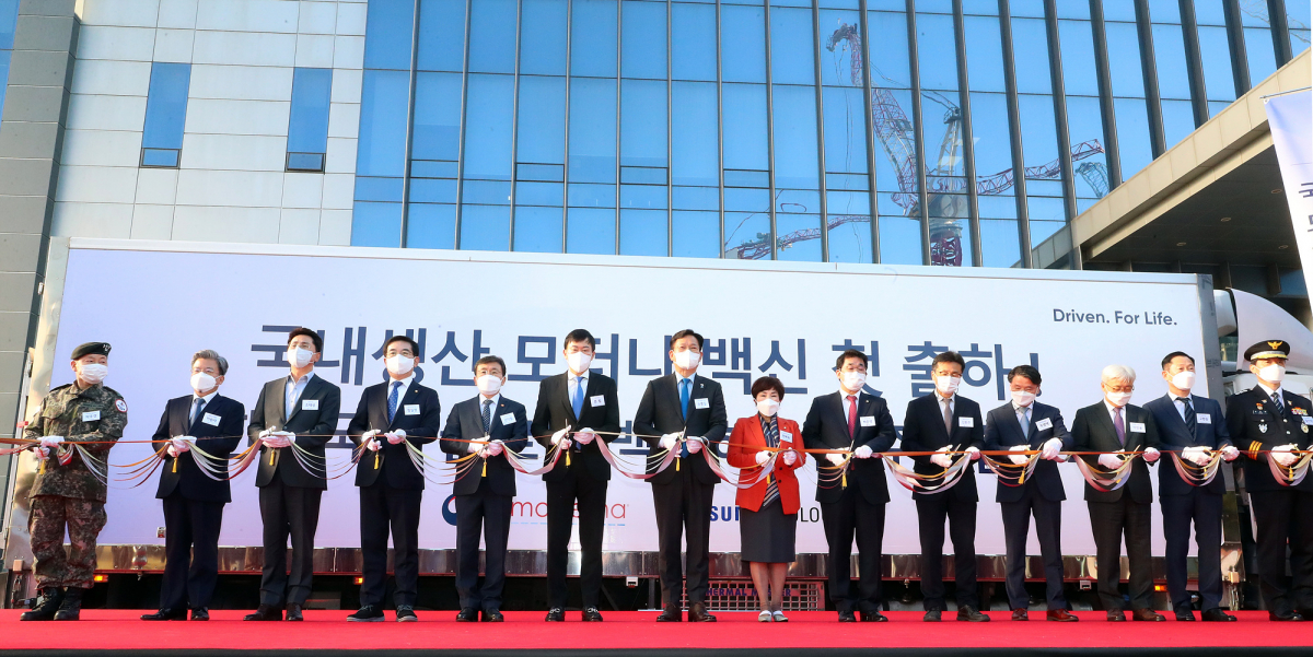 ▲28일 오전 인천 연수구 삼성바이오로직스에서 열린 국내 생산 모더나 백신 출하식에서 참석자들이 테이프 커팅 전 기념 촬영하고 있다.  (연합뉴스)