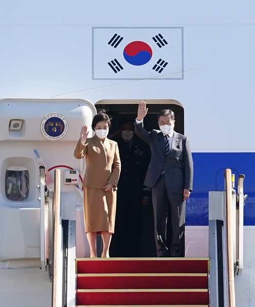 ▲<YONHAP PHOTO-2645> 유럽 3개국 순방 나선 문재인 대통령    (성남=연합뉴스) 최재구 기자 = 이탈리아 로마에서 열리는 주요 20개국(G20) 정상회의 참석과 교황청 공식방문 등을 위해 이탈리아, 영국, 헝가리 순방길에 오르는 문재인 대통령과 김정숙 여사가 28일 성남 서울공항에서 공군 1호기에 탑승하며 인사하고 있다. 2021.10.28    jjaeck9@yna.co.kr/2021-10-28 11:45:02/<저작권자 ⓒ 1980-2021 ㈜연합뉴스. 무단 전재 재배포 금지.>