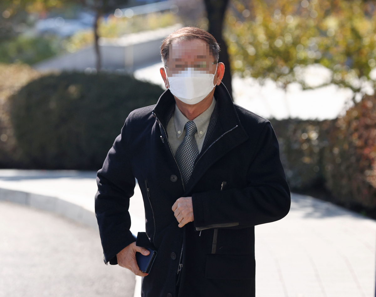 ▲성남 대장동 개발 로비·특혜 의혹 사건과 관련해 검찰 조사를 받고 있는 황무성 성남도시개발공사 초대 사장이 24일 오후 참고인 신분으로 소환돼 서울 서초구 서울중앙지검에 들어서고 있다. (연합뉴스)