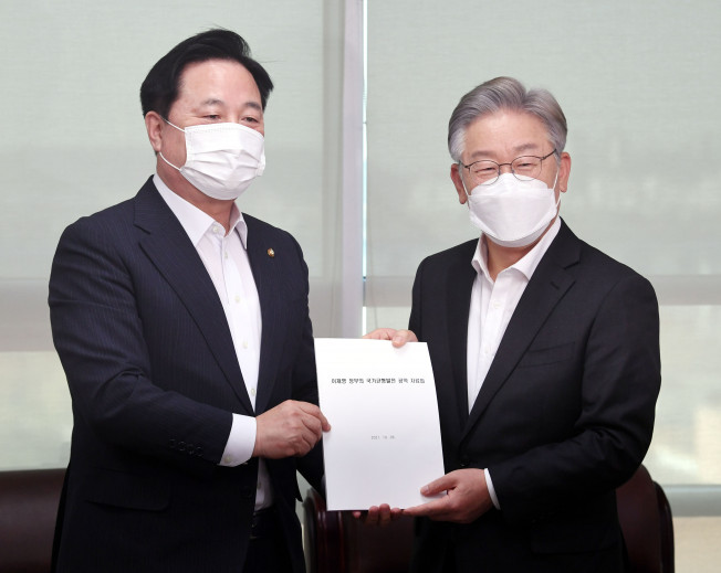 ▲더불어민주당 김두관 의원이 지난해 10월 28일 오후 서울 여의도 국회 의원회관 사무실을 방문한 이재명 당시 대선후보(오른쪽)에게 정책자료집을 전달하고 있다. (국회사진기자단)