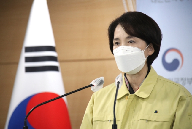 ▲유은혜 사회부총리 겸 교육부 장관이 29일 정부서울청사 브리핑실에서 코로나19 교육분야의 단계적 일상회복 추진방안을 발표하고 있다. (연합뉴스)