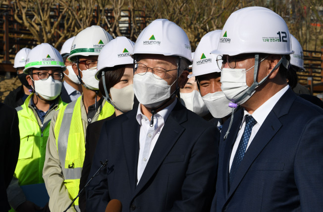 ▲더불어민주당 이재명 대선후보가 지난달 29일 경기도 성남 수정구 신흥동 성남 제1공단 근린공원 조성공사 현장을 둘러보며 참석한 의원들과 대화하고 있다. (국회사진기자단)