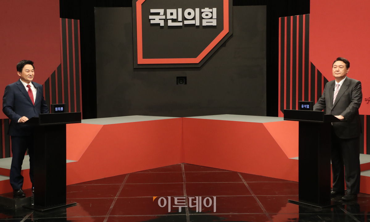 ▲29일 오후 서울 마포구 상암 DDMC 채널A 상암스튜디오에서 국민의힘 제20대 대선 경선 후보자 제9차 토론회가 열렸다. 이날 토론회에 앞서 원희룡(왼쪽), 윤석열 후보가 리허설을 하고 있다. (국회사진취재단)