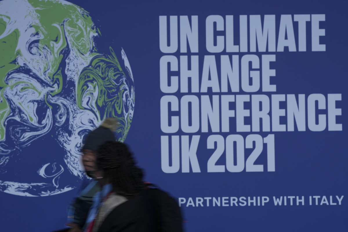▲현지시간 29일 한 행인이 영국 글레스고에서 개막하는 제26차 유엔기후변화협약 당사국회의(COP26) 배너를 지나치고 있다. (AP/뉴시스)