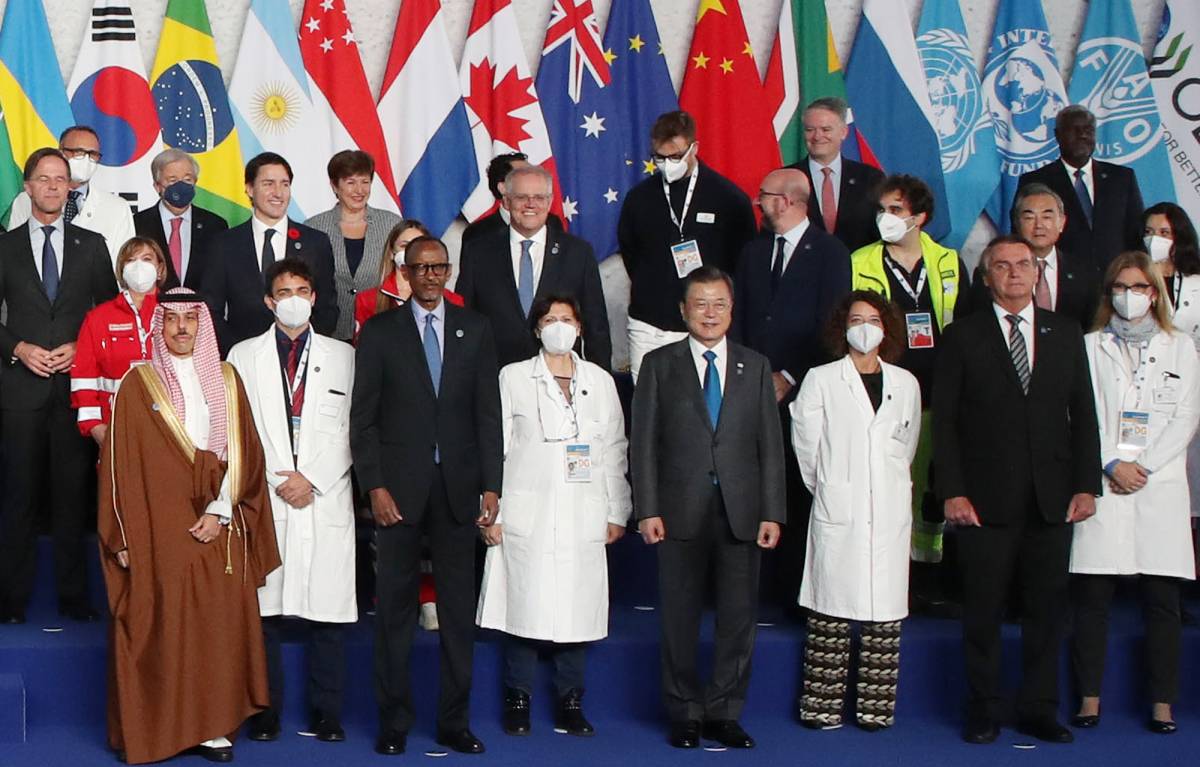 ▲문재인 대통령이 30일(현지시간) 이탈리아 로마 누볼라 컨벤션 센터에서 열린 주요 20개국(G20) 정상회의 공식 환영식에서 정상 및 각 분야 종사자들과 기념촬영을 하고 있다.   (로마=연합뉴스)