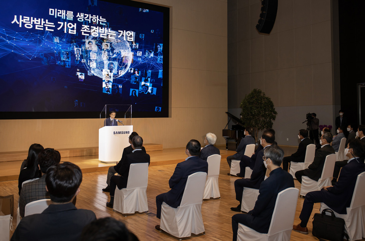 ▲[서울=뉴시스]김기남 삼성전자 대표이사 부회장이 2일 경기도 수원 삼성 디지털시티에서 열린 삼성전자 창립 51주년 기념식에 참석해 창립기념사를 하고 있다. (사진=삼성전자 제공) 2020.11.02.photo@newsis.com (사진제공=삼성전자)