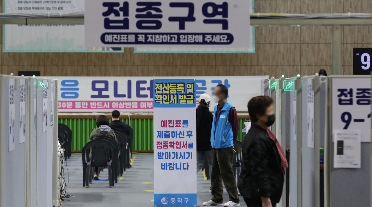 ▲일반인들을 대상으로 코로나19 백신 추가 접종(부스터샷) 계획 발표를 하루 앞둔 27일 오전 서울 동작구 예방접종센터에서 시민이 접종실로 들어서고 있다.  (뉴시스)