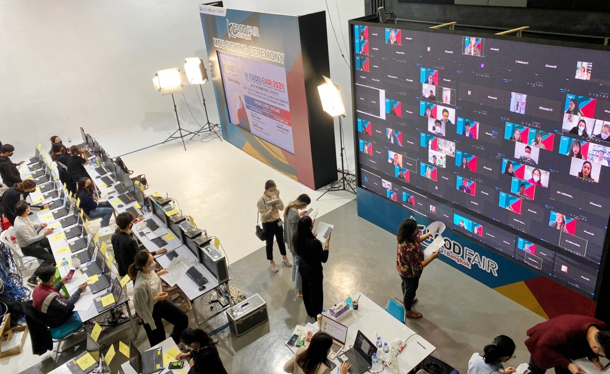 ▲26~27일 열린 '방콕 K-Food Fair 온라인 수출상담회'에서 바이어들과 수출기업 관계자들이 수출 상담을 하고 있다. (사진제공=한국농수산식품유통공사(aT))