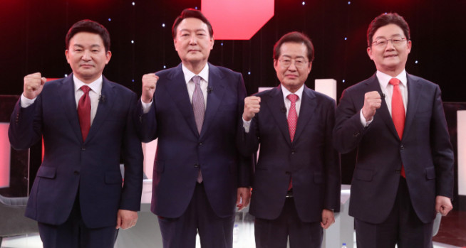 ▲국민의힘 대선 경선 후보자 제10차 합동토론회가 열린 31일 저녁 서울 여의도 KBS 스튜디오에서 원희룡(왼쪽부터), 윤석열, 유승민, 홍준표 대선 경선 후보가 토론 시작에 앞서 포즈를 취하고 있다.  (국회사진기자단)