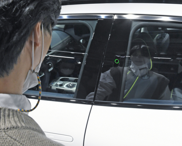 ▲제네시스 GV60에 적용된 페이스 커넥트는 차량이 운전자 얼굴을 인식해 키 없이 도어 잠금을 해제하는 기능이다. 차량 B필러에 위치한 카메라 앞에 서서 마스크를 내리면 매끄럽게 잠금이 해제된다.  (사진제공=제네시스)