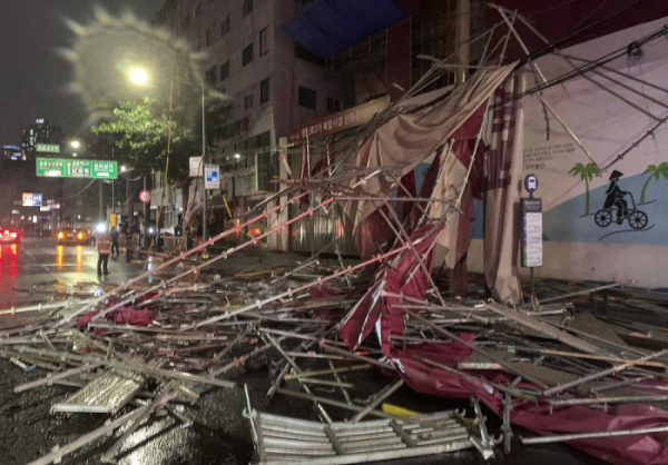 ▲강한 비바람이 몰아친 1일 저녁 서울 원효로 인근 공사현장 구조물이 무너져 있다.  (연합뉴스)