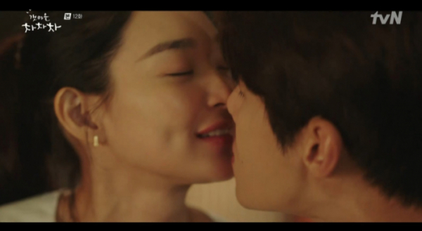 ▲'갯마을차차차' 윤혜진 홍반장 키스(사진=tvN 방송화면 캡처)