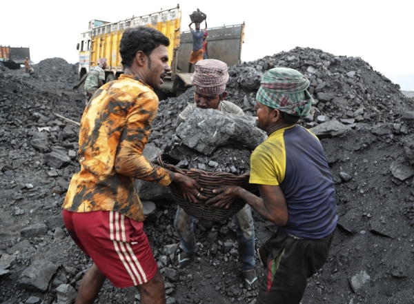 ▲인도 즈하르한드의 광산에서 2019년 10월 23일 광부들이 석탄을 나르고 있다.
 (AP뉴시스)