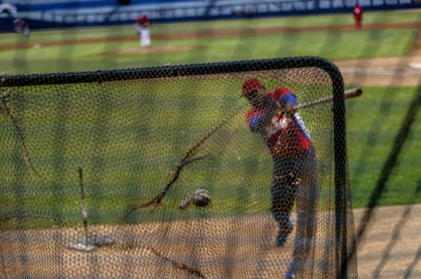 ▲쿠바 야구 선수가 5월 수도 아바나의 한 경기장 한 켠에서 연습을 하고 있다. 아바나/AP뉴시스 