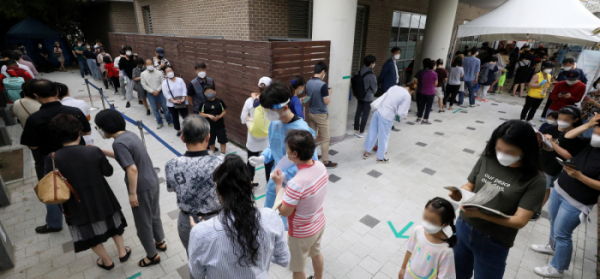 ▲코로나19 신규 확진자가 1575명으로 집계된 5일 오후 서울 마포구보건소 선별진료소에서 시민들이 검사를 받기 위해 대기하고 있다. (뉴시스)