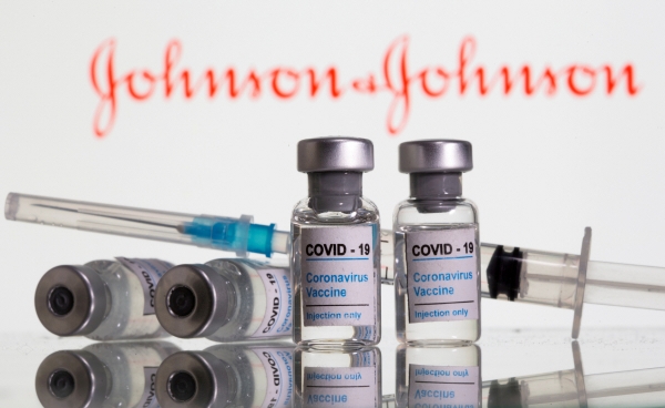 ▲존슨앤드존슨(J&J) 로고 앞에 코로나19 백신이 표시된 약병이 보인다. 로이터연합뉴스

