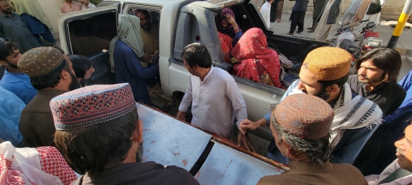 ▲파키스탄 하르나이에서 7일 시민들이 지진 피해자를 차에 태우고 있다. 하르나이/EPA연합뉴스
