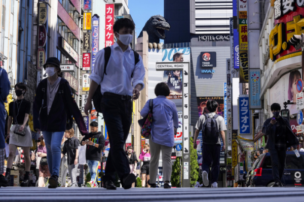▲일본 도쿄 신주쿠 거리에서 시민들이 9월 20일(현지시간) 마스크를 착용한 채 걷고 있다. 도쿄/AP뉴시스