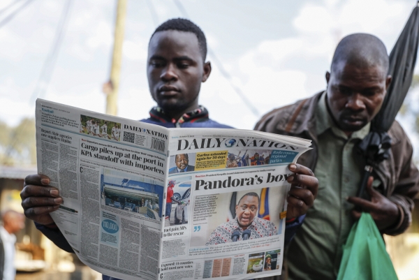 ▲케냐 나이로비에서 5일 한 시민이 신문을 읽고 있다. 나이로비/AP연합뉴스
