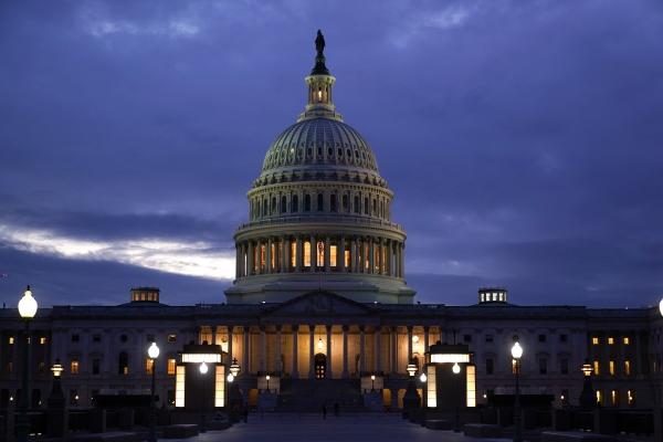 ▲6일 미국 의회의사당 건물에 밤늦도록 불이 켜져 있다. 워싱턴D.C./AP연합뉴스 
