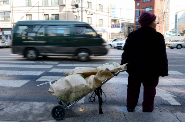 ▲한국 노인빈곤율은 경제협력개발기구(OECD) 국가 중 가장 높다.(이투데이)