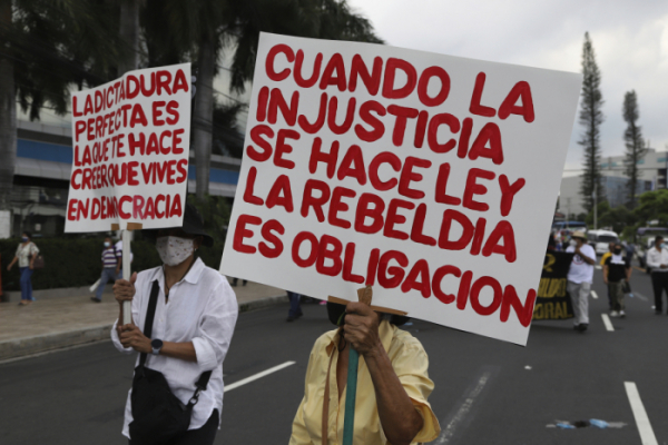 ▲1일 엘살바도르 현지에서 비트코인 법정통화 인정에 반발하는 시위자들 (뉴시스)