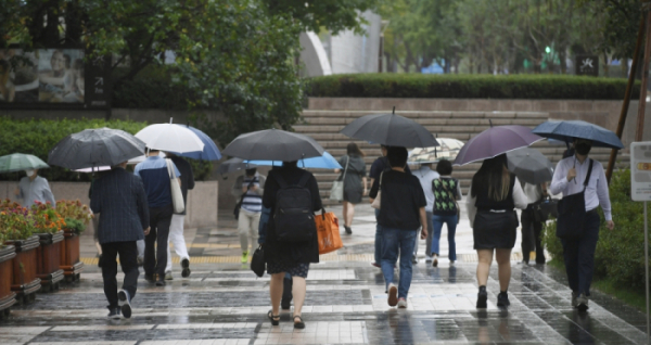▲서울 중구 광화문 일대에서 시민들이 우산을 쓰고 발걸음을 옮기고 있다. 조현호 기자 hyunho@ (이투데이DB)