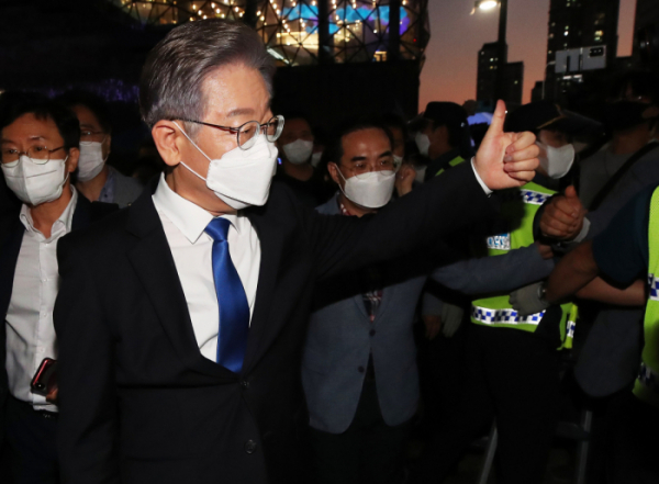 ▲더불어민주당 이재명 대선 경선 후보가 9일 오후 경기도 수원시 영통구 수원컨벤션센터에서 열린 경기 합동연설회에서 결과 발표가 끝난 후 지지자들에게 인사하고 있다.  (연합뉴스)