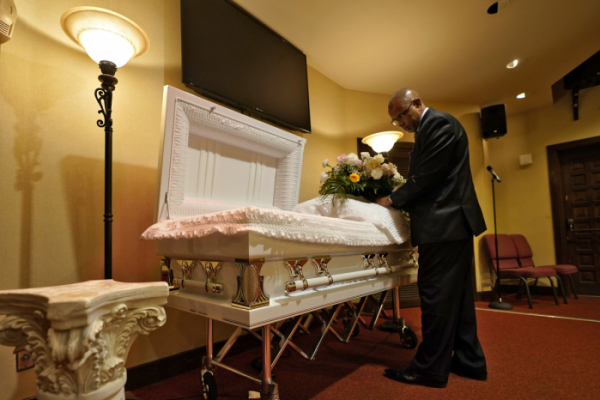 ▲플로리다주 탬파에서 장의사가 장례식을 준비하고 있다. 탬파/AP뉴시스