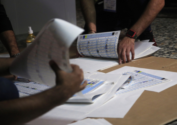 ▲이라크 선거관리위원회 관계자들이 10일(현지시간) 수도 바그다드에서 총선 투표 마감 후 투표용지를 세고 있다. 바그다드/AP뉴시스 