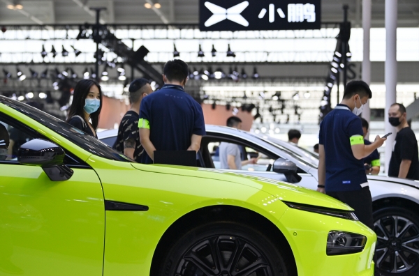 ▲지난 9월 29일 중국 톈진에서 열린 ‘2021 오토쇼’에서 방문객들이 중국 전기차업체 샤오펑의 자동차를 보고 있다. 톈진/신화뉴시스
