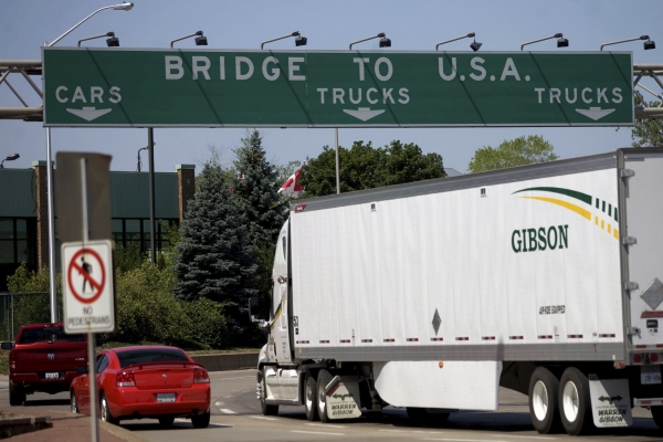 ▲캐나다 온타리오 윈저에서 2012년 6월 15일 차량들이 미국 국경으로 진입하고 있다. 윈저/AP연합뉴스
