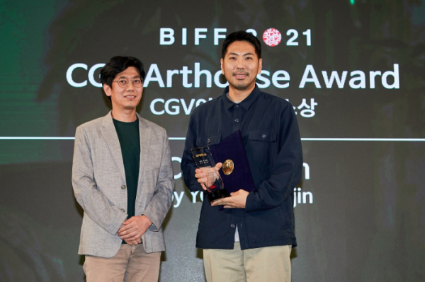 ▲조진호 CJ CGV 콘텐츠기획 담당, 윤서진 감독(사진제공=CGV)