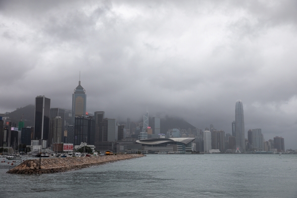 ▲태풍 콤파수가 13일 홍콩에 상륙해 먹구름이 가득하다. 홍콩/EPA연합뉴스
