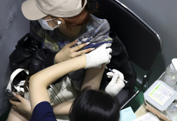 ▲15일 서울 서대문구 북아현문화체육센터에 설치된 예방접종센터를 찾은 시민들이 코로나19 백신 접종을 받고 있다.  (뉴시스)