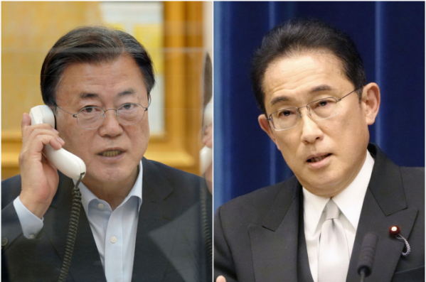 ▲문재인 대통령(왼쪽)이 15일 오후 청와대에서 기시다 후미오 일본 총리(오른쪽)와 정상 통화를 하고 있다. 연합뉴스