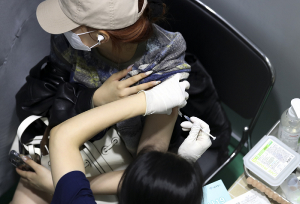 ▲코로나19 백신 완전 접종률이 62.5%를 기록한 15일 서울 서대문구 북아현문화체육센터에 설치된 예방접종센터를 찾은 시민들이 코로나19 백신 접종을 받고 있다. (뉴시스)