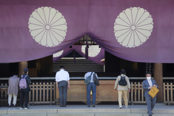▲일본 도쿄에 있는 야스쿠니 신사에서 4월 방문객들이 참배하고 있다. 도쿄/AP뉴시스 