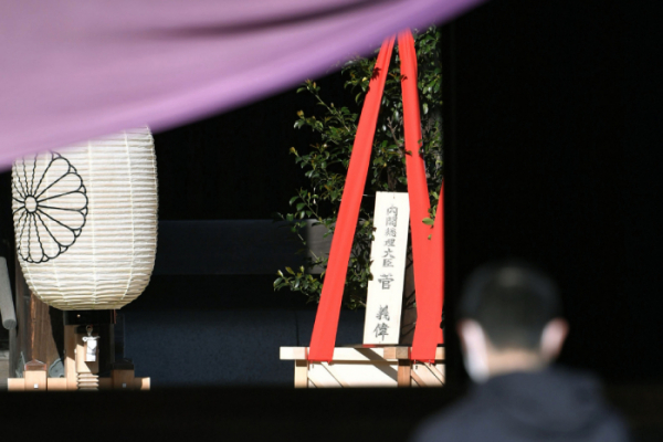 ▲일본 도쿄 야스쿠니 신사에 스가 요시히데 전 일본 총리가 재임 기간이었던 올해 4월 21일 자신의 이름으로 봉납한 공물이 신사에 놓여있다. 도쿄/AP뉴시스
