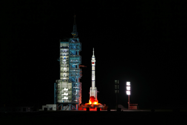 ▲중국 간쑤성 주취안위성발사센터에서 16일(현지시간) 유인우주선 선저우13호를 실은 창정-2F호 로켓이 발사되고 있다. 사진과 기사는 무관. 신화뉴시스