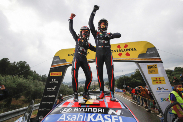 ▲‘2021 월드랠리챔피언십’ 11차 대회 스페인 랠리에서 우승을 차지한 티에리 누빌(Thierry Neuville) 선수와 코드라이버 마틴 비데거(Martijn Wydaeghe) 선수가 현대자동차 ‘i20 Coupe WRC’ 랠리카 위에 올라 세레모니를 하고 있다.  (사진제공=현대차)