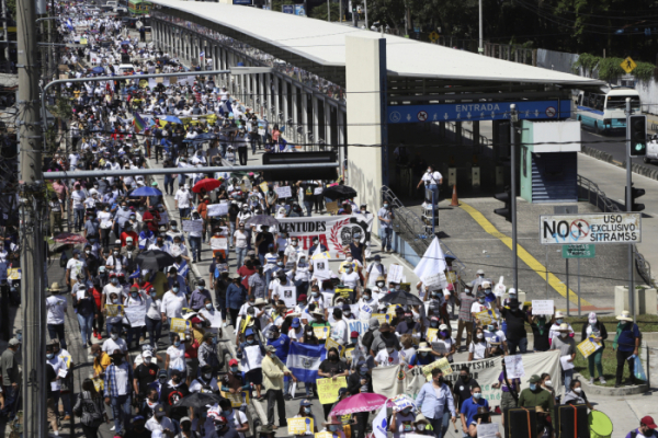 ▲엘살바도르 수도 산살바도르에서 나이브 부켈레 대통령의 정책에 반대하는 수천명의 시위자들이 거리로 나와 행진하고 있다. 산살바도르/AP뉴시스